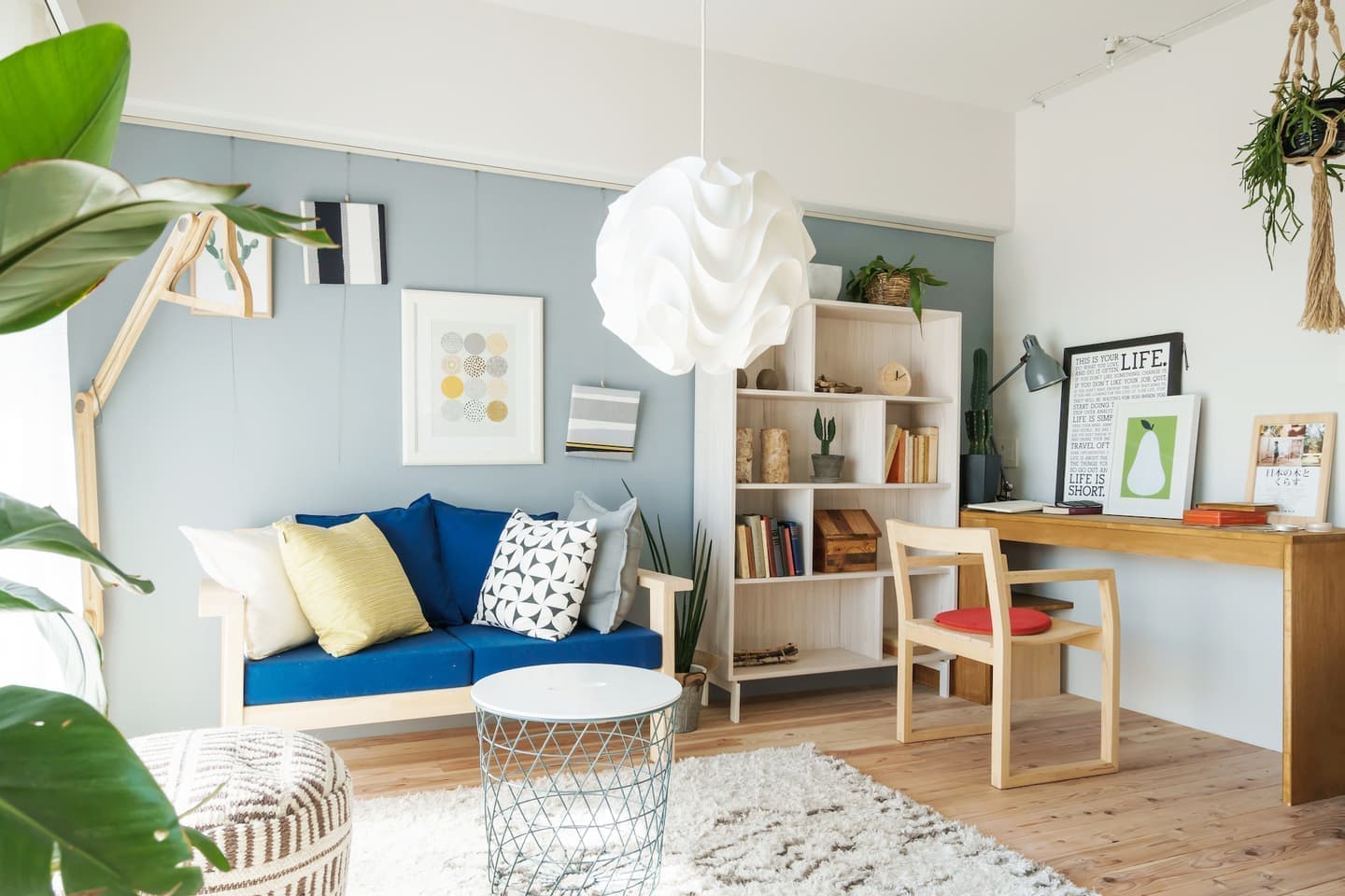 机のあるリビング