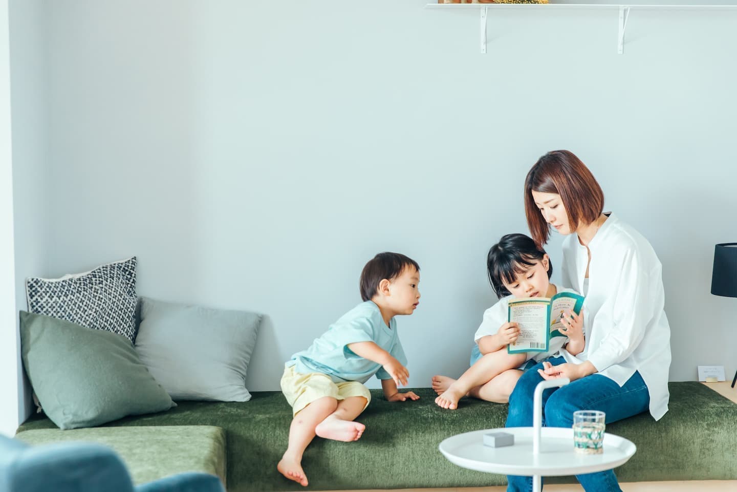 リビングで過ごす家族