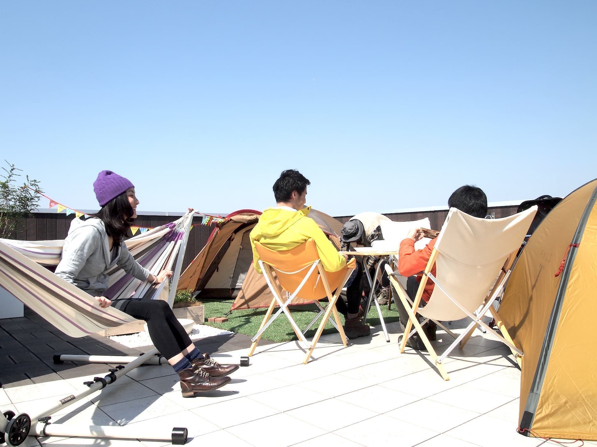 屋上で楽しむ人