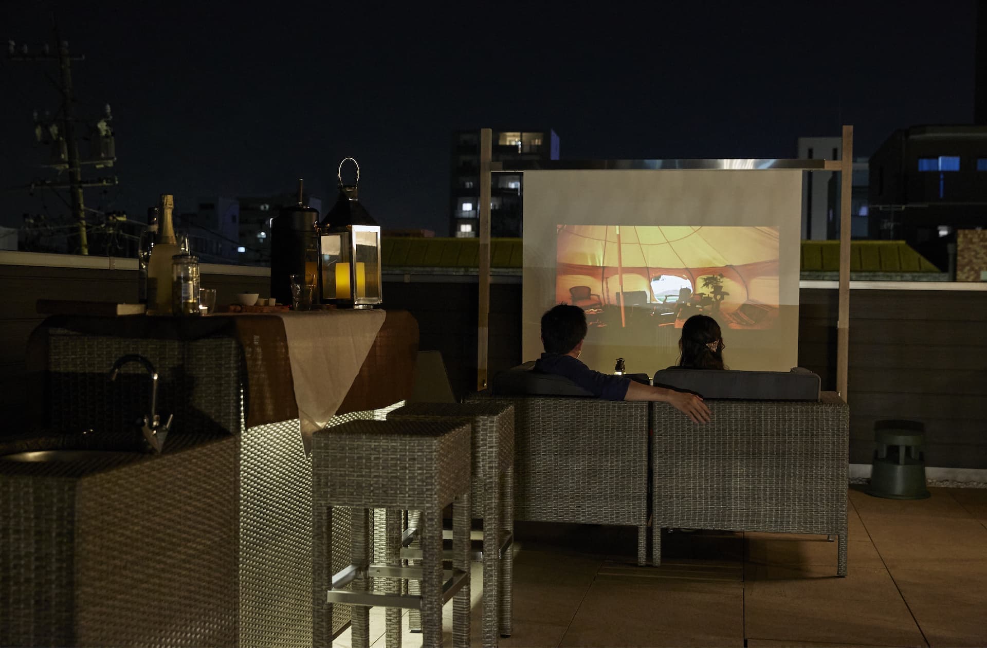 夜の屋上ラウンジ